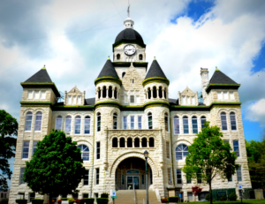 A color photo of the Jasper Co courthouse in Missouri is shown here - the stones are very pale, almost white, but otherwise it looks a lot like Old Red.