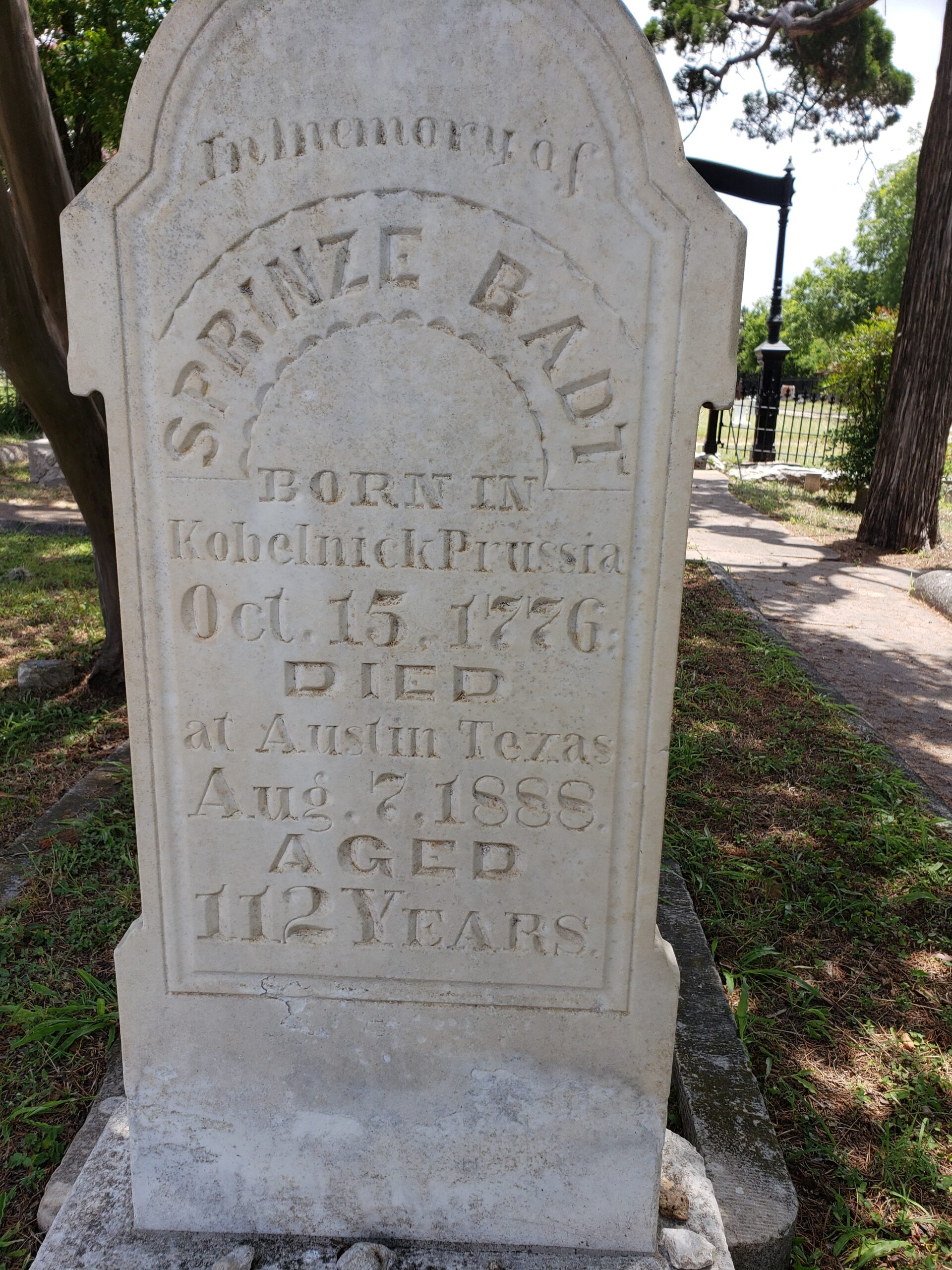 A fairly typically shaped rounded headstone for Sprinze Badt is shown here. Unusually, it is exceptionally crisp and detailed